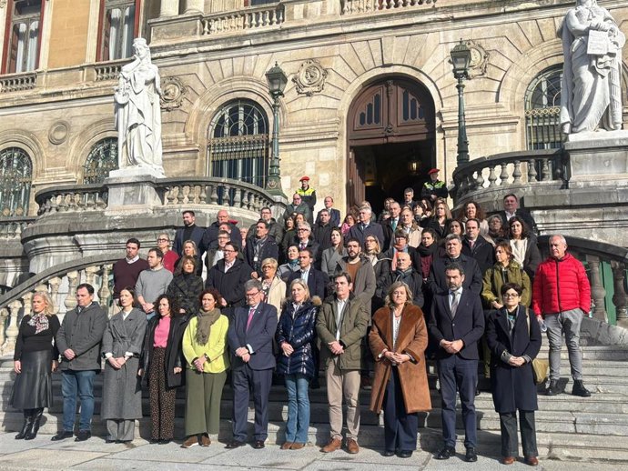 Minuto de sielncio ante el Ayuntamiento de Bilbao por las víctimas del accidente ferroviario en Adamuz