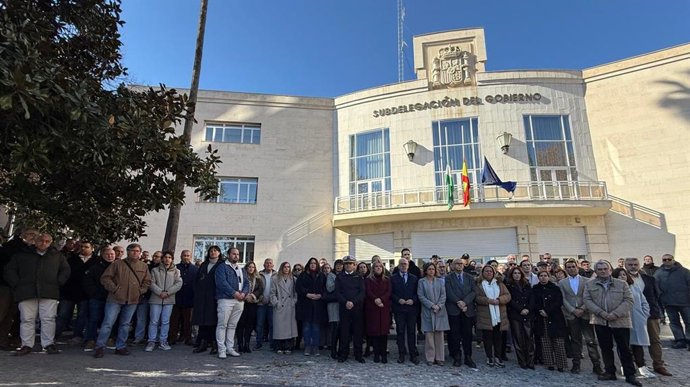 Minuto de silencio ante la Subdelegación del Gobierno de Jaén por el accidente ferroviario en Adamuz.
