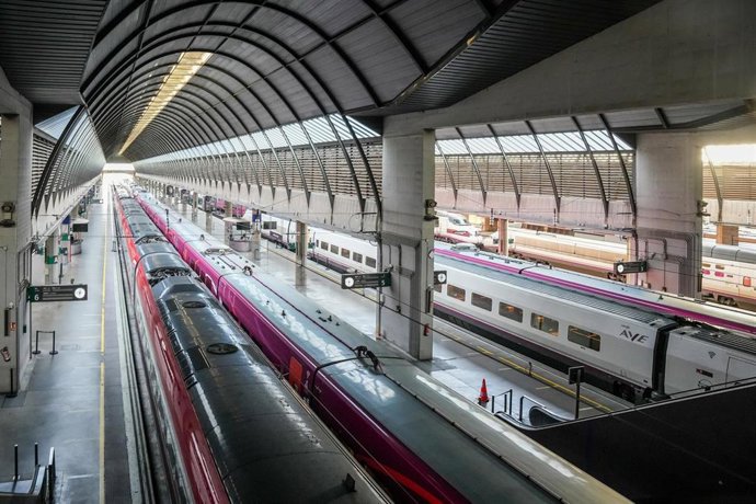 Trenes parados y andenes vacíos en en la estación de Santa Justa de Sevilla. A 19 de enero de 2026, en Sevilla (Andalucía, España). 