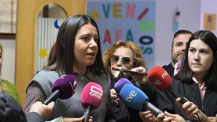 La consejera de Bienestar Social, Bárbara García Torijano, atiende a los medios en su visita la sede de la Asociación de Familiares y Enfermos de Alzhéimer, Parkinson y otras demencias.