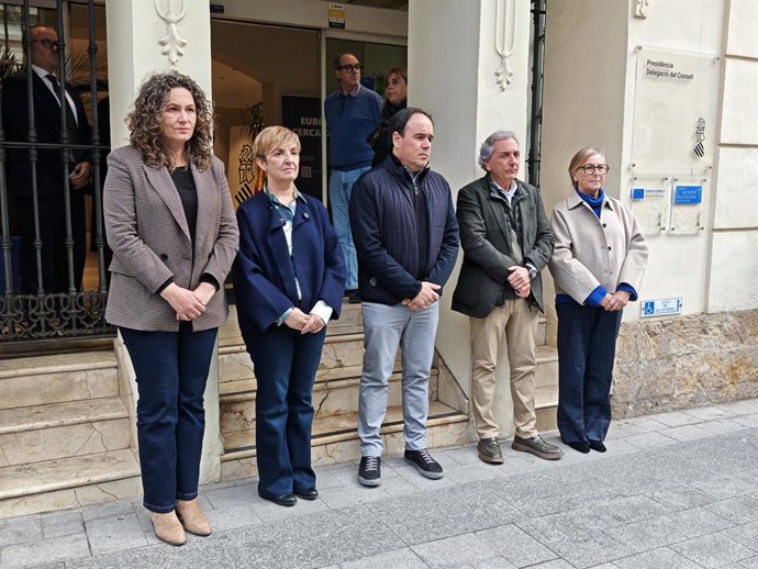 El president de la Generalitat, Juanfran Pérez Llorca, guarda un minut de silenci junt amb altres membres del Consell per l'accident ferroviari d'Adamuz