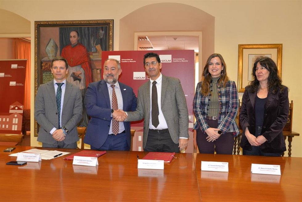 El Gobierno de Castilla-La Mancha y la Universidad de Castilla-La Mancha en la firma del acuerdo de fondos europeos.