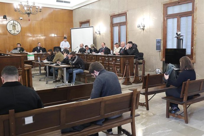 Los acusados y sus abogados, durante el juicio.