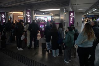 Viajeros esperan a poder coger sus trenes en la Estación Madrid-Puerta de Atocha-Almudena Grandes, a 19 de enero de 2026, en Madrid (España). 