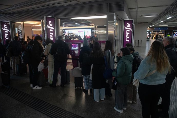 Viajeros esperan a poder coger sus trenes en la Estación Madrid-Puerta de Atocha-Almudena Grandes, a 19 de enero de 2026, en Madrid (España). 
