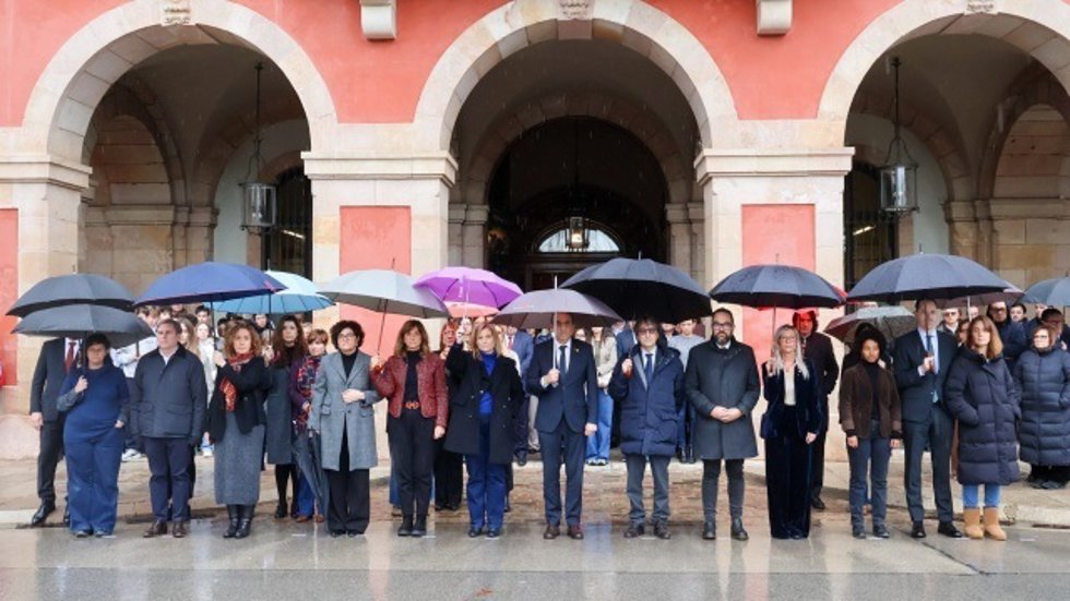Minuto de silencio en el Parlament de Catalunya por las víctimas del accidente ferroviario en Adamuz (Córdoba)