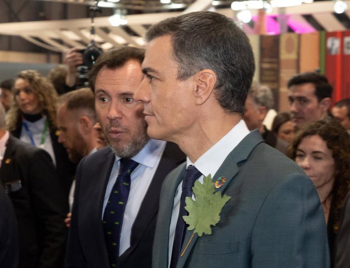 Archivo - Arquivo - O ministro dos Transportes, Óscar Puente (à esquerda), e o presidente do Governo, Pedro Sánchez (à direita), no estande de Navarra, durante sua visita à 45ª edição da Feira Internacional de Turismo (Fitur), na Ifema Madrid, em 24 de ja