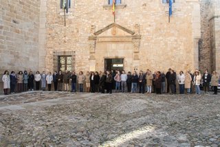 MInuto de silencio a las puertas de la Diputación de Cáceres