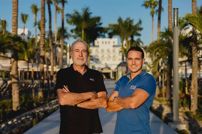Luis Riu, CEO de RIU Hotels, y Luis Riu Rodríguez, director ejecutivo de las Operaciones en la zona Atlántica, en el hotel Riu Jalisco, en México, reabierto en 2025.