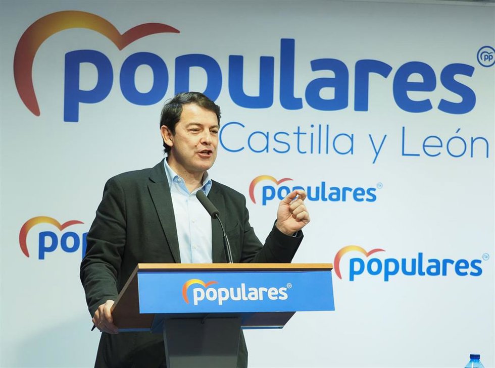 Archivo - El presidente del PP en funciones de la Junta de Castilla y León, Alfonso Fernández Mañueco, interviene en la clausura de la Junta Directiva Autonómica del Partido Popular de Castilla y León, en la sede del PPCyL, a 15 de febrero de 2022, en V
