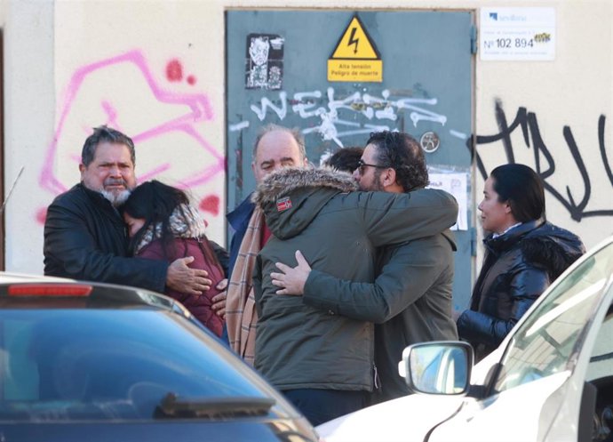 Imagen de familiares de víctimas en el siniestro ferroviario de Adamuz (Córdoba) accediendo al punto de información habilitado en el Centro Cívico Poniente Sur. A 19 de enero de 2026, en Córdoba (Andalucía, España). 