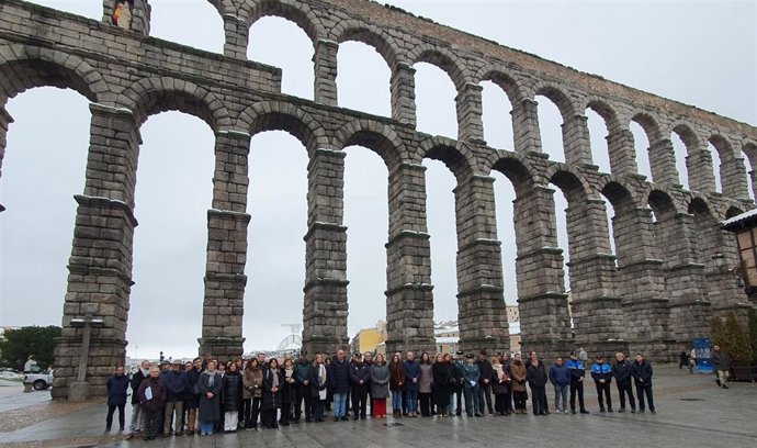 Minuto de silencio convocado en Segovia ante el Acueducto.