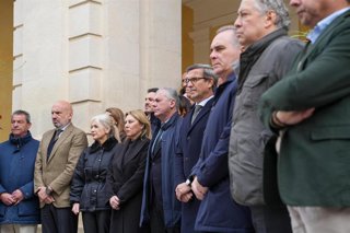 Minuto de silencio de la Corporación Municipal a las puertas del Consistorio por la tragedia ferroviaria de Adamuz.