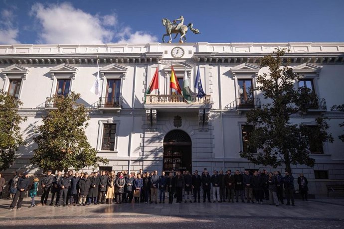 Minuto de silencio a las puertas del Ayuntamiento de Granada por el accidente ferroviario en Adamuz.