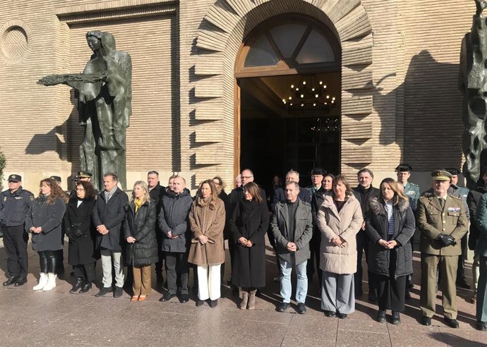El delegado del Gobierno en Aragón, Fernando Beltrán, en el minuto de silencio frente al Ayuntamiento de Zaragoza por las víctimas del accidente ferroviario en Adamuz (Córdoba)