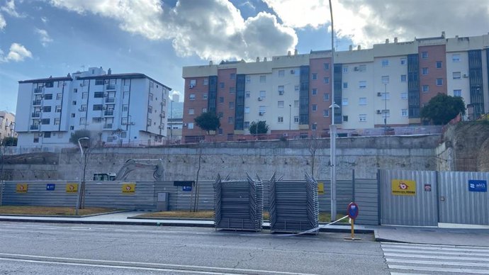 Imagen del muro-pantalla que ha causado grietas y el desalojo de los dos edificios blancos desalojados de forma preventiva en la calle Unicef