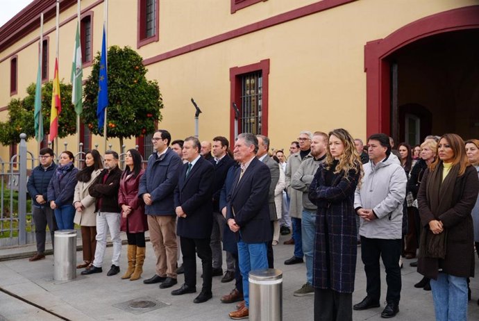 Minuto de silencio en la Diputación en memoria de las víctimas del accidente de Adamuz.