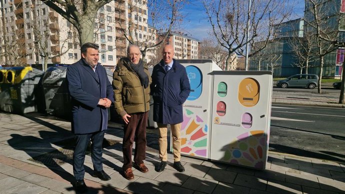 El alcalde de León, José Antonio Diez (derecha), en el nuevo punto limpio de proximidad instalado en Eras de Renueva.