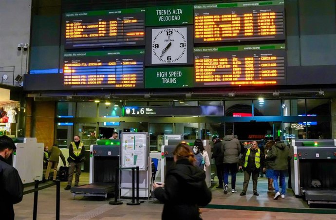 Paneles con las indicando la cancelación de los trenes destino Madrid. A 19 de enero del 2026 en Sevilla