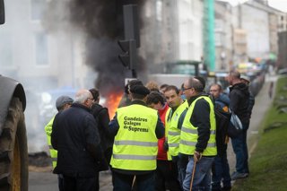 Hoguera de manifestantes de la tractorada que rodea la Muralla de Lugo desde el pasado lunes, frente a la Delegación de la Xunta de Galicia en Lugo, a 14 de enero de 2026, en Lugo