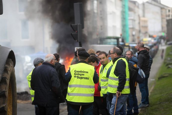 Hoguera de manifestantes de la tractorada que rodea la Muralla de Lugo desde el pasado lunes, frente a la Delegación de la Xunta de Galicia en Lugo, a 14 de enero de 2026, en Lugo