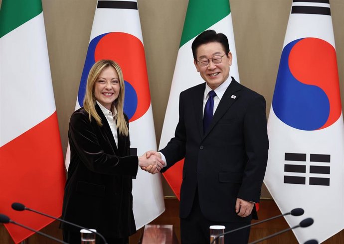 La primera ministra italiana, Georgia Meloni, y el presidente de Corea del Sur, Lee Jae-myung, en una cumbre celebrada el lunes 19 de enero en Seúl (Corea del Sur).