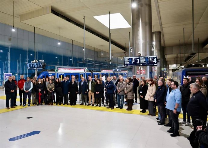 Autoridades y trabajadores de SFM guardan un minuto de silencio por el accidente de Córdoba