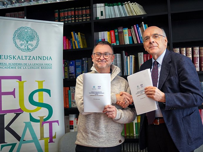 Aitor Bengoetxea UEUko zuzendaria eta Andres Urrutia euskaltzainburua