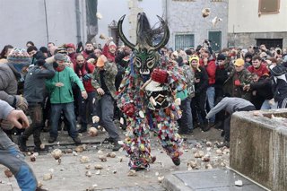 Varias personas durante la salida de Jarramplas, a 19 de enero de 2026, en Piornal