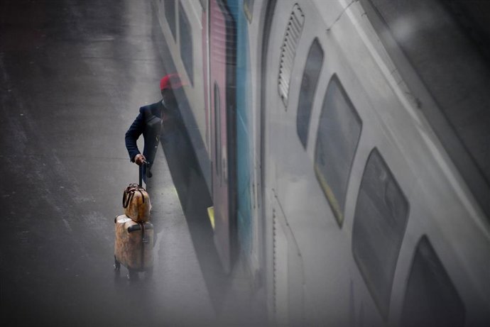 Archivo - (Foto De ARCHIVO) Una Persona Con Maleta, En La Estación Puerta De Atocha
