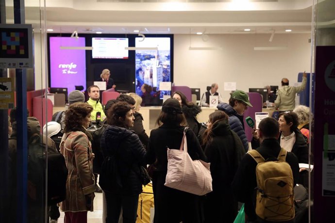 Imagen de usuarios en la estación de trenes de Málaga, María Zambrano, afectados en sus viajes tras el accidente ferroviario ocurrido este pasado domingo, 18 de enero, en Adamuz (Córdoba). 