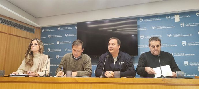 Ana Cabanillas (ARAGA), Ramón Solanilla ( ASAJA), José María Alcubierre (UAGA) y José Manuel Roche (UPA) este lunes en la rueda de prensa para anunciar la movilización del campo aragonés contra Mercosur y la reforma de la PAC