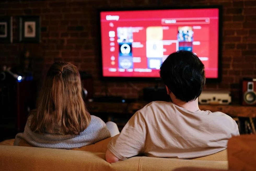 Dos personas ven una plataforma de streaming.