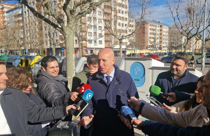 El alcalde de León, José Antonio Diez, defiende la integración de FEVE en la ciudad con trenes y rechaza la solución planteada de autobús eléctrico.