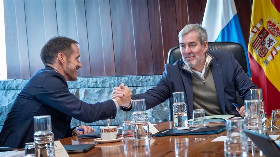 El consejero de Transición Ecológica y Energía del Gobierno de Canarias, Mariano Hernández, saluda al presidente de Canarias, Fernando Clavijo, en una reunión del Consejo de Gobierno