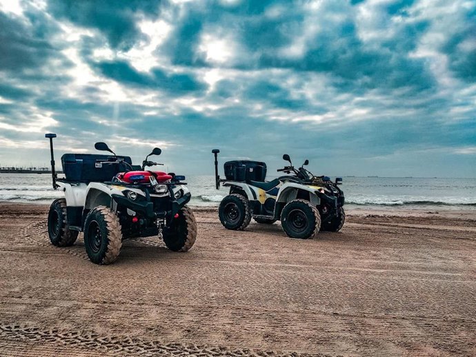 Archivo - Imagen de archivo de medios de la Policía Local de València para vigilar playas del término municipal.  