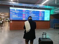 Viajeros "varados" en Atocha tras el accidente en Adamuz: "Nos están agrupando en coches para llegar a Andalucía"