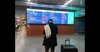 Viajeros "varados" en Atocha tras el accidente en Adamuz: "Nos están agrupando en coches para llegar a Andalucía"