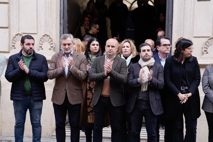 Minuto de silencio a las puertas del Palacio Provincial de Almería por las víctimas del accidente ferroviario de Adamuz (Córdoba).
