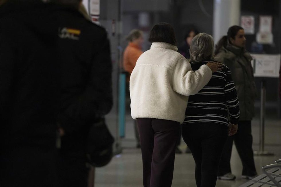 Familiares de los pasajeros del tren procedente de Puerta de Atocha y con destino Huelva, acuden a la estación de trenes de Huelva. A 19 de enero de 2026, en Huelva (Andalucía, España).La cifra de fallecidos se ha elevado a 21, según han confirmado a Eu