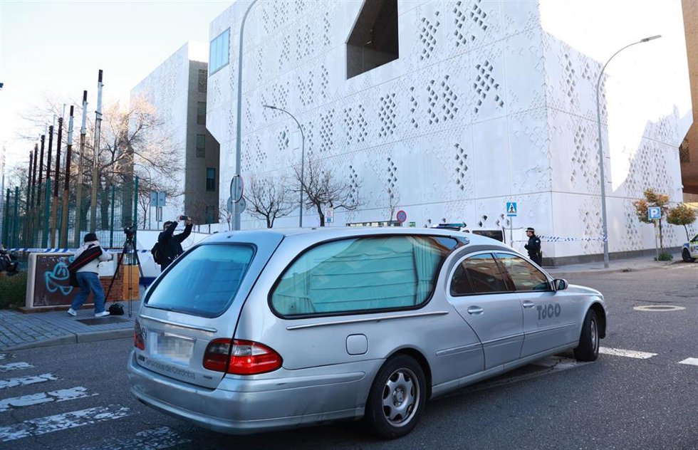 Llegada de un coche fúnebre al Instituto de Medicina Legal de Córdoba, este lunes 19 de enero de 2026.