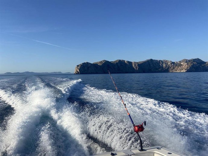 Archivo - Caña de pescar colocada sobre una embarcación.