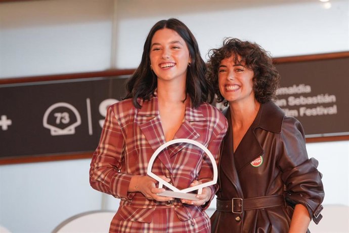 Archivo - Las actrices Blanca Soroa (i) y Patricia López Arnaiz (d) posan durante la presentación de ‘Los Domingos’ en el Festival de Cine de San Sebastián, a 22 de septiembre de 2025, en San Sebastián