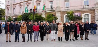 La presidenta de la Diputación, Almudena Martínez, junto a la delegada de la Junta, Mercedes Colombo, y miembros de la Corporación provincial, delegados territoriales y representantes de partidos políticos en el minuto de silencio.