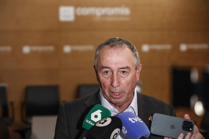 Archivo - Arxiu - El síndic de Compromís en Les Corts, Joan Baldoví, atén als mitjans de comunicació, en una imatge d'arxiu