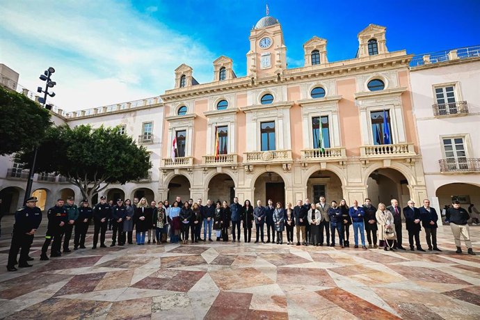 Minuto de silencio convocado en la Plaza de la Constitución, a las puertas del Ayuntamiento de Almería, en memoria de las víctimas del accidente ferroviario de Adamuz.