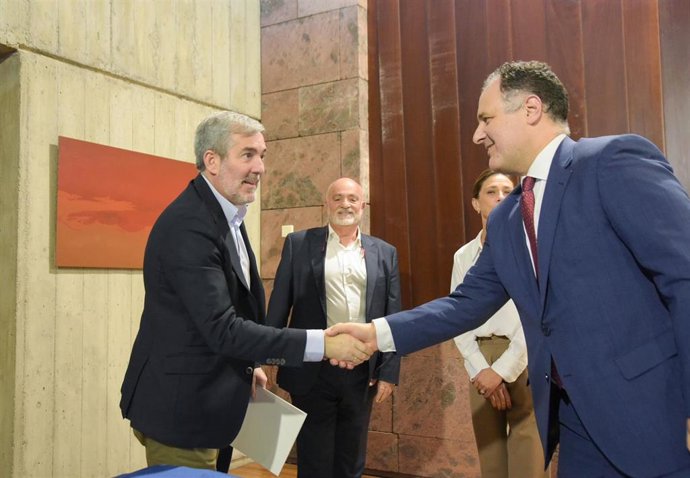 Archivo - El presidente de Canarias, Fernando Clavijo, saluda al secretario general del Transporte y Logística de Marruecos, Khalid Cherkaoui, para abordar la recuperación de la línea marítima entre Puerto del Rosario y Tarfaya