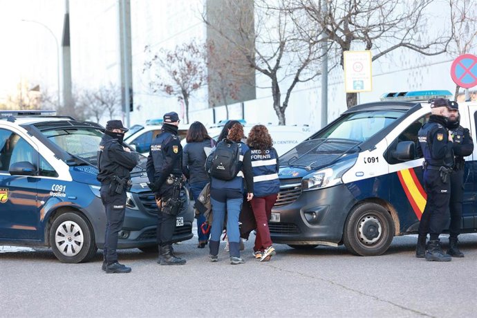 Médicos forenses acuden al Instituto de Medicina Legal donde se espera la llegada de los cuerpo de las víctimas del accidente ferroviario de Adamuz.   