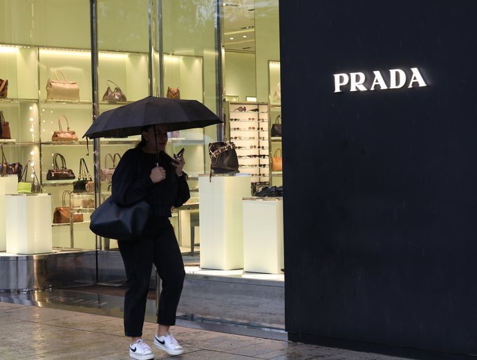 Fachada de la tienda de Prada en Calle Serrano, a 11 de abril de 2025, en Madrid (España).