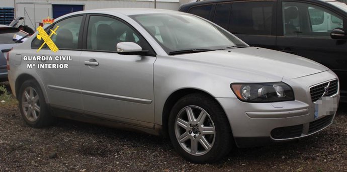 Uno de los tres coches robados en pueblos del alfoz de Burgos y recuperados por la Guardia Civil.